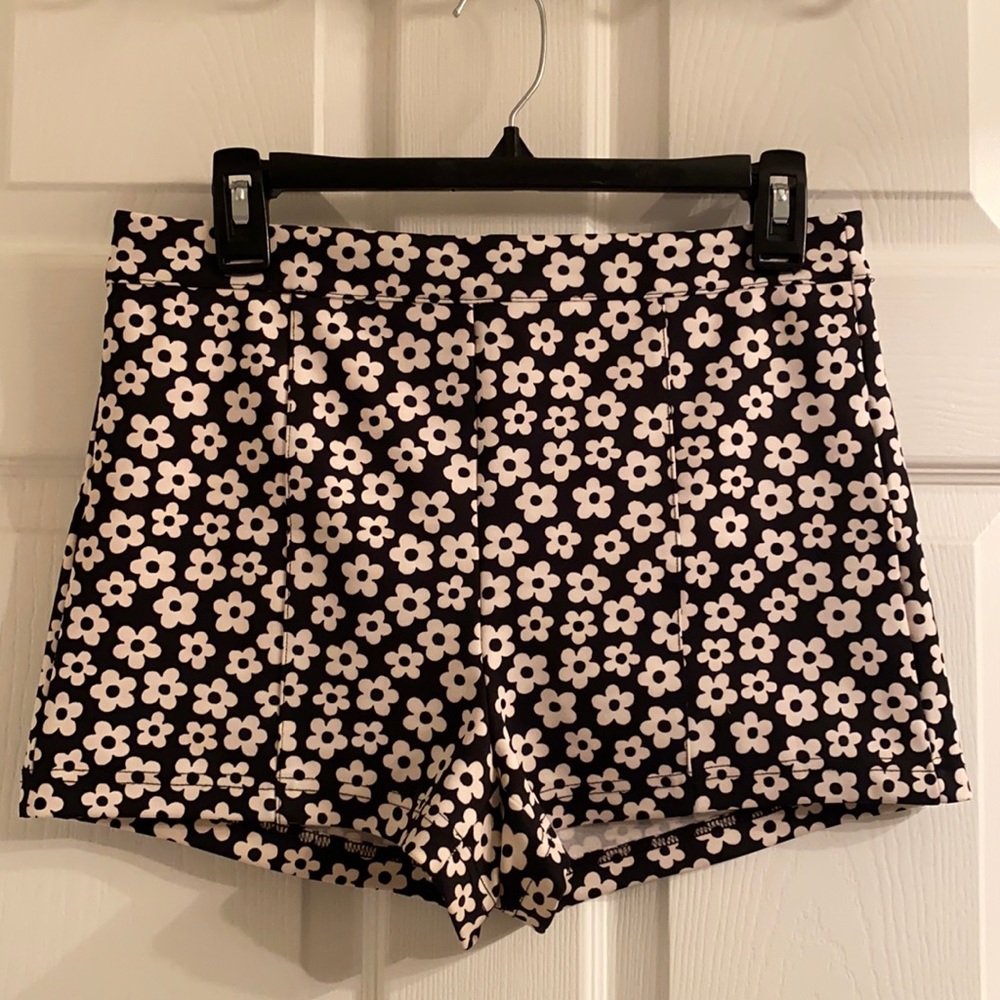 Forever 21 black daisy shorts